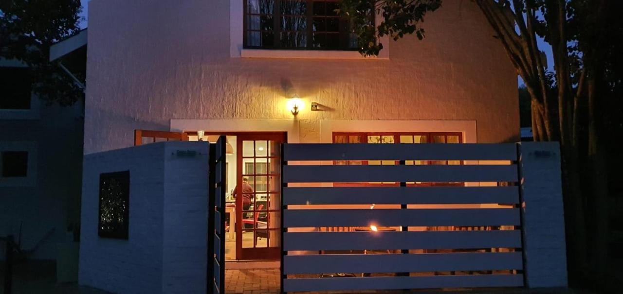 The Gate Guesthouse คลาเรนส์ ภายนอก รูปภาพ